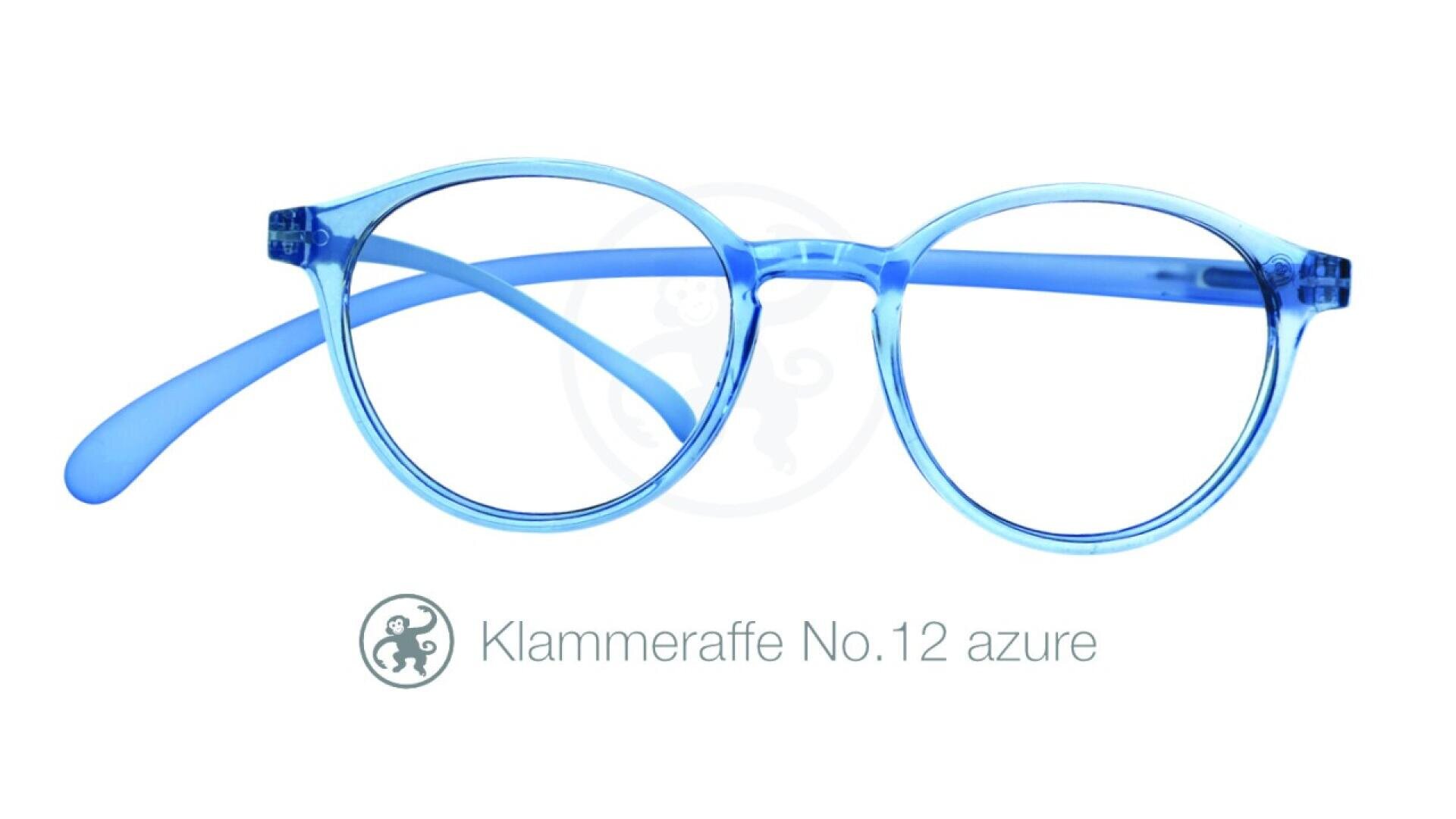 Durchscheinend blaue runde Brille mit dem Text Klammeraffe Nr. 12 Azur und einem kleinen Chamäleon-Logo unter der Brille auf weißem Hintergrund.