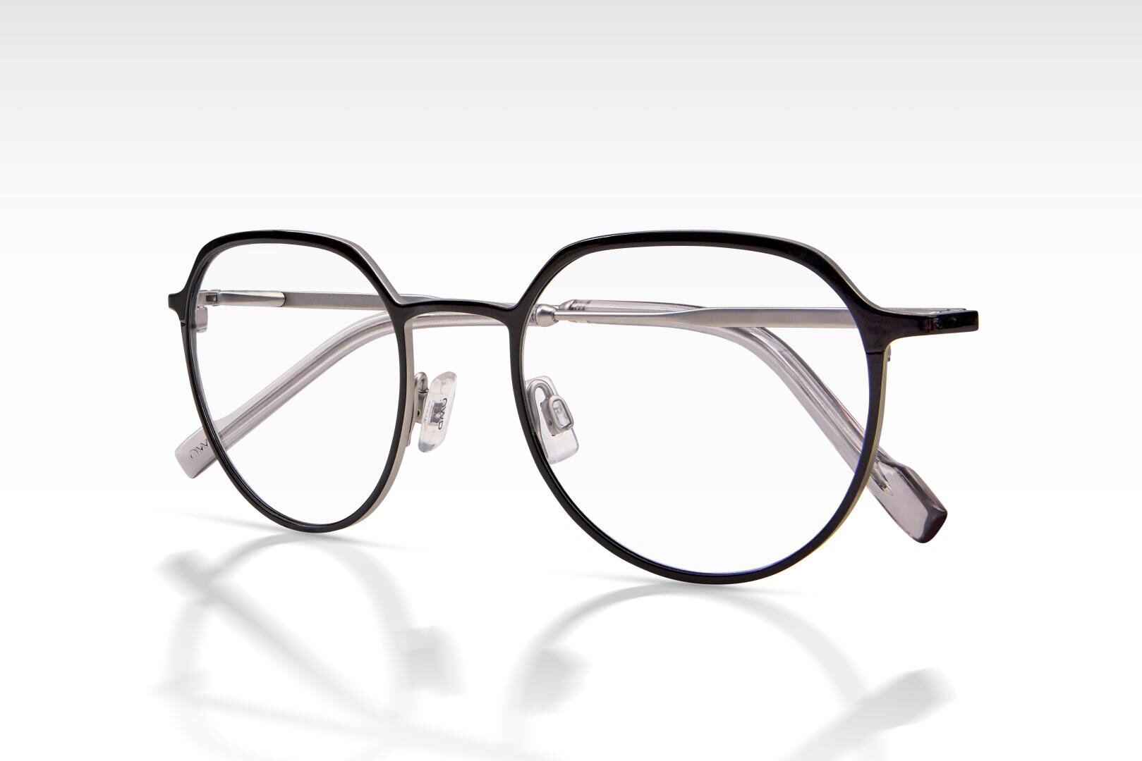 Eine runde, schwarz umrandete Brille mit klaren Gläsern und verstellbaren Nasenpads, dargestellt auf einer weißen Fläche mit einer schwachen Reflexion darunter.