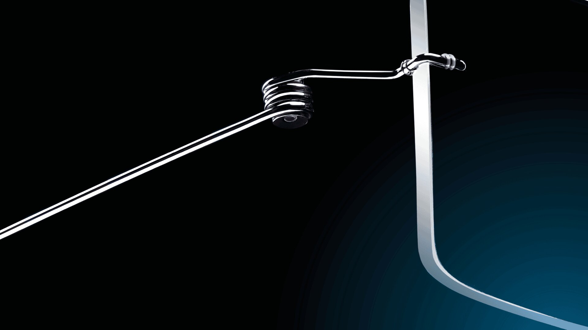 Nahaufnahme eines eleganten, metallischen Brillengestells mit einem glänzenden Scharnierdetail vor einem schwarzen Hintergrund und einem sanften blauen Farbverlauf in der unteren rechten Ecke.