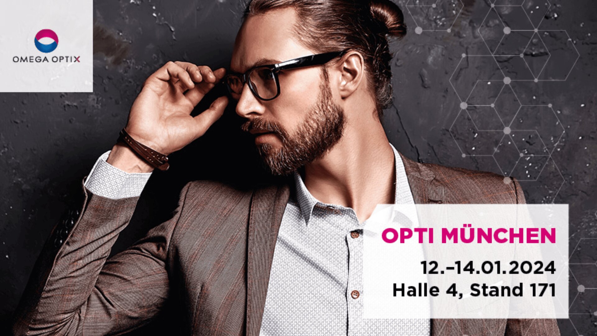 Ein stilvoller Mann mit Brille und Bart posiert im Anzug. Der Text kündigt an: „OPTI MÜNCHEN, 12.-14.01.2024, Halle 4, Stand 171“. Das Omega Optix-Logo erscheint in der oberen linken Ecke.