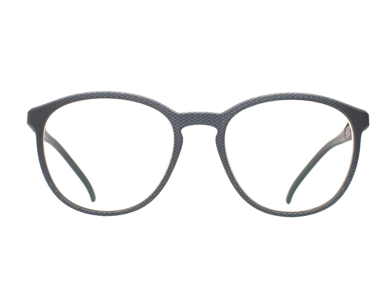 Eine runde, dunkel gerahmte Brille mit klaren Gläsern auf einem weißen Hintergrund.