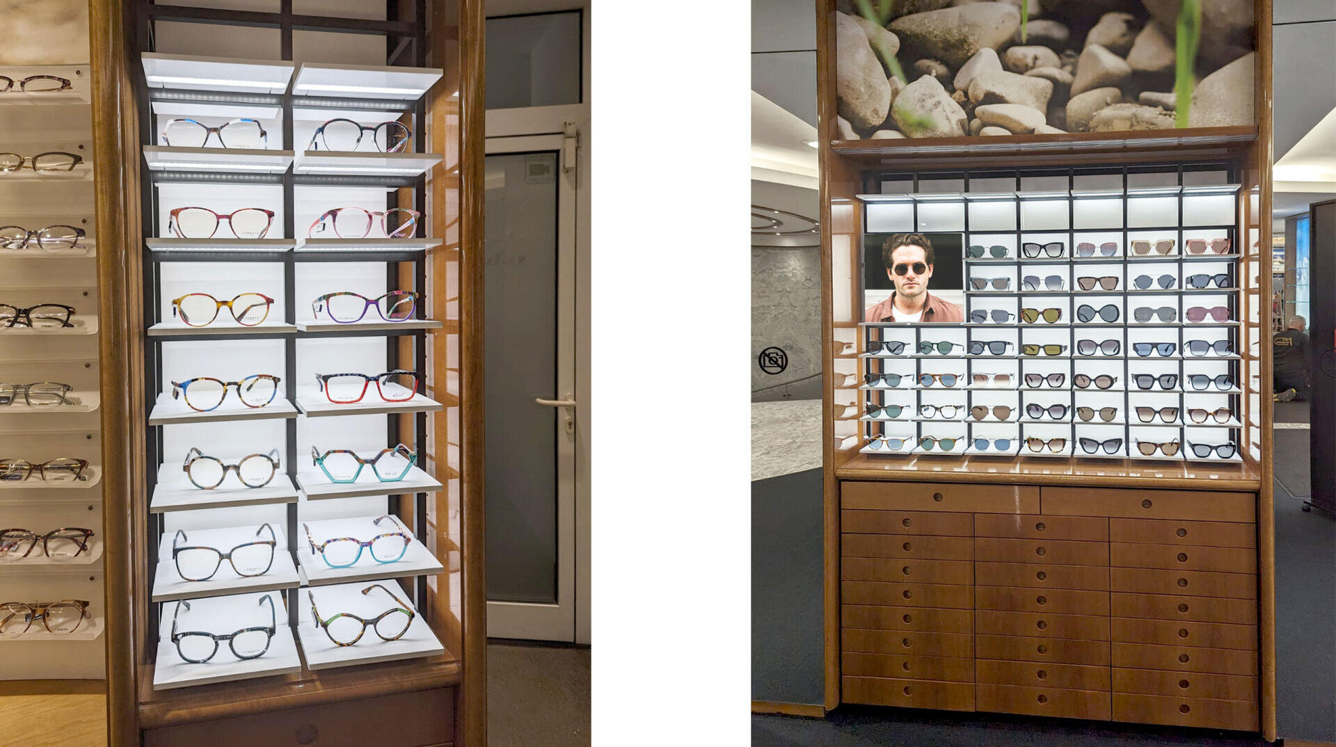In zwei Holzvitrinen werden verschiedene Brillengestelle auf Glasböden ausgestellt. Die linke Vitrine hat durchsichtige Fächer mit bunten Brillengestellen, während in der rechten Vitrine eine Sonnenbrille und oben ein Foto eines Mannes mit Sonnenbrille zu sehen ist.