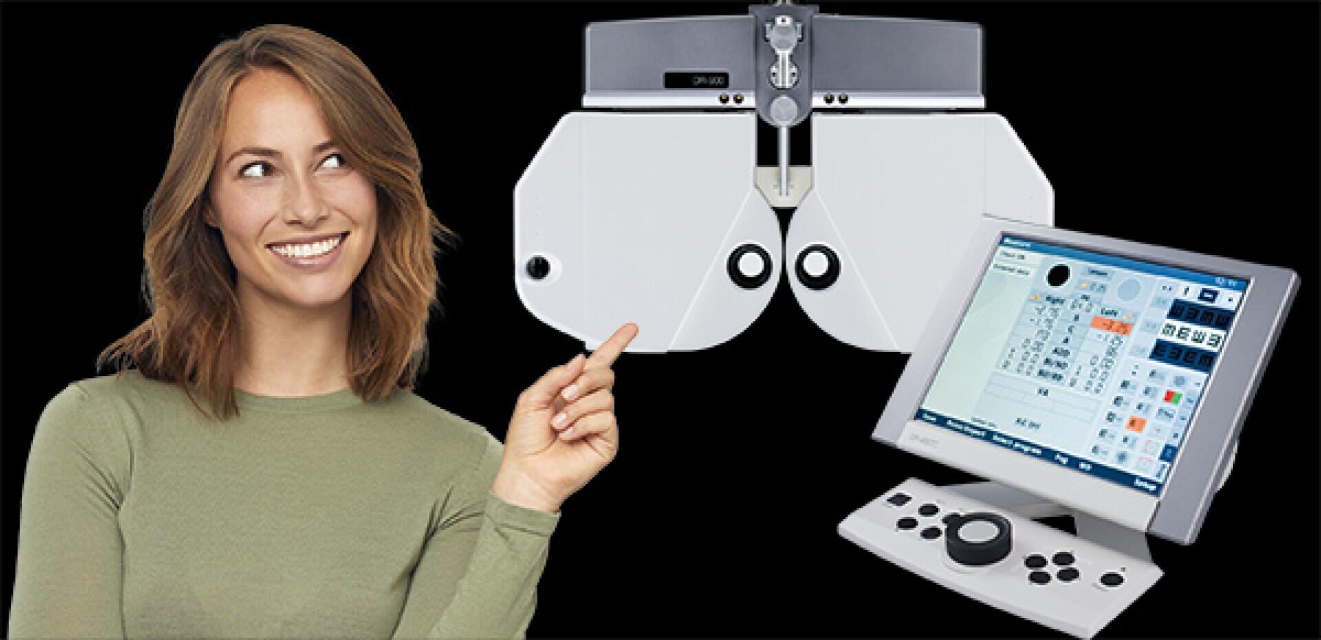 Eine Frau in einem grünen Hemd lächelt und zeigt auf moderne optometrische Geräte, darunter ein digitaler Phoropter und ein Touchscreen-Bedienfeld, das die Daten des Sehtests anzeigt, alles auf schwarzem Hintergrund.