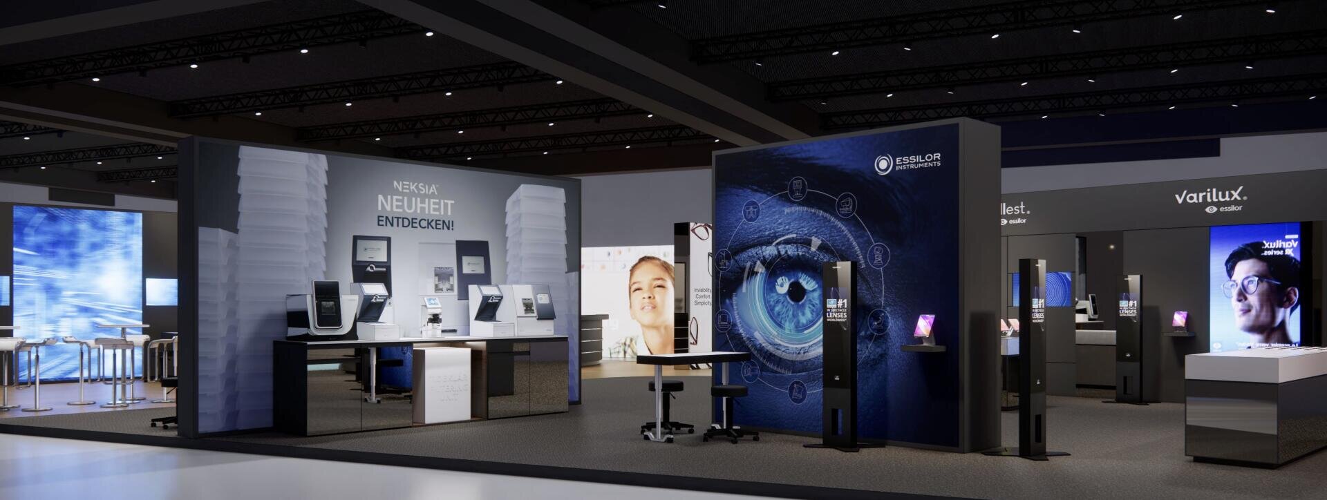 Der moderne Messestand ist mit digitalen Bildschirmen, Displays für Augenpflegetechnologien und großen Bildern von Augen und Gesichtern ausgestattet, wobei das Branding von Essilor und Varilux überall sichtbar ist.