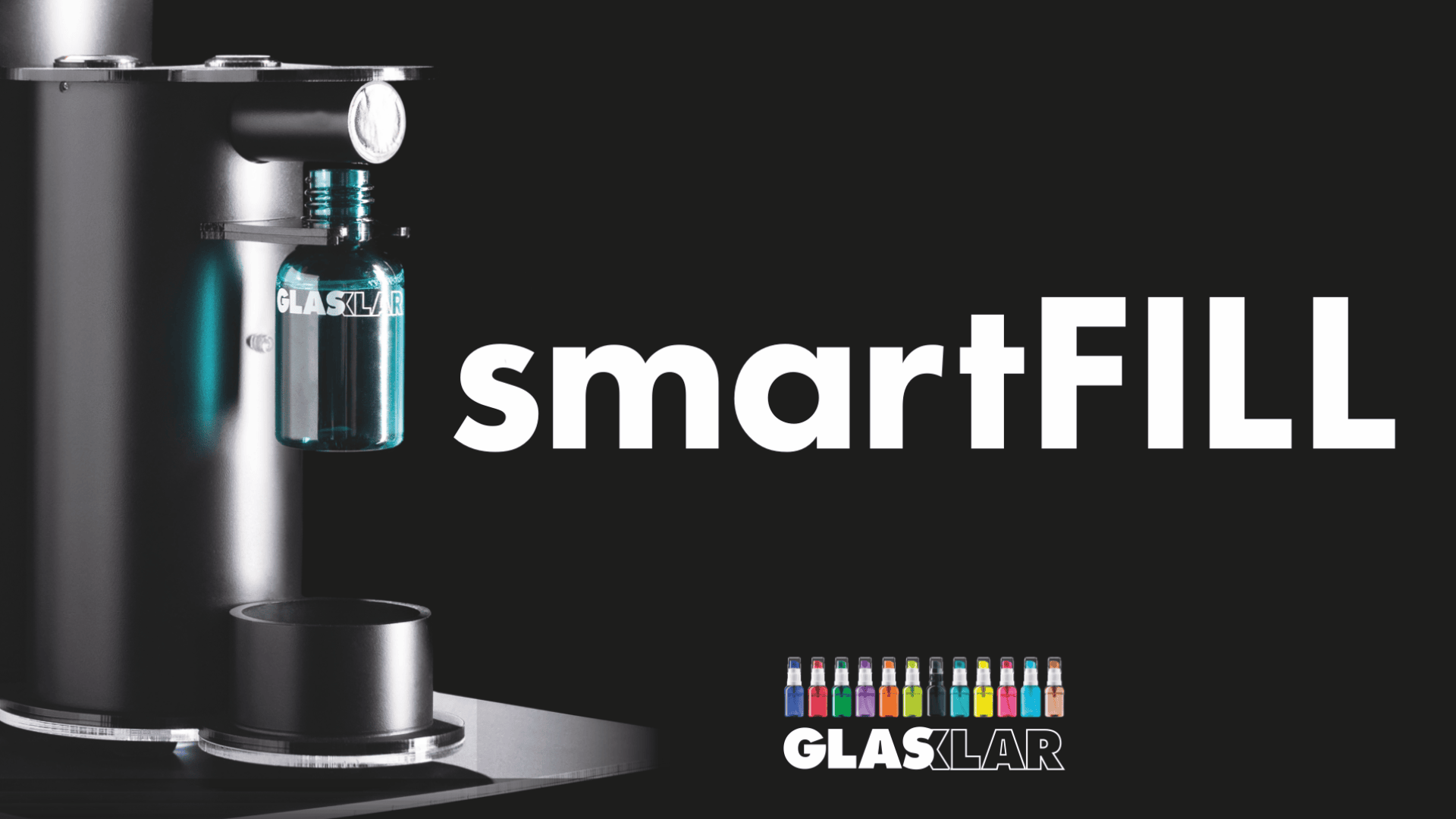 Eine Nahaufnahme eines schwarzen Wasserspenders, der eine durchsichtige blaue GLASKLAR-Flasche füllt. Daneben steht in fettem weißen Text das Wort smartFILL und unten über dem GLASKLAR-Logo eine Reihe bunter Flaschen.