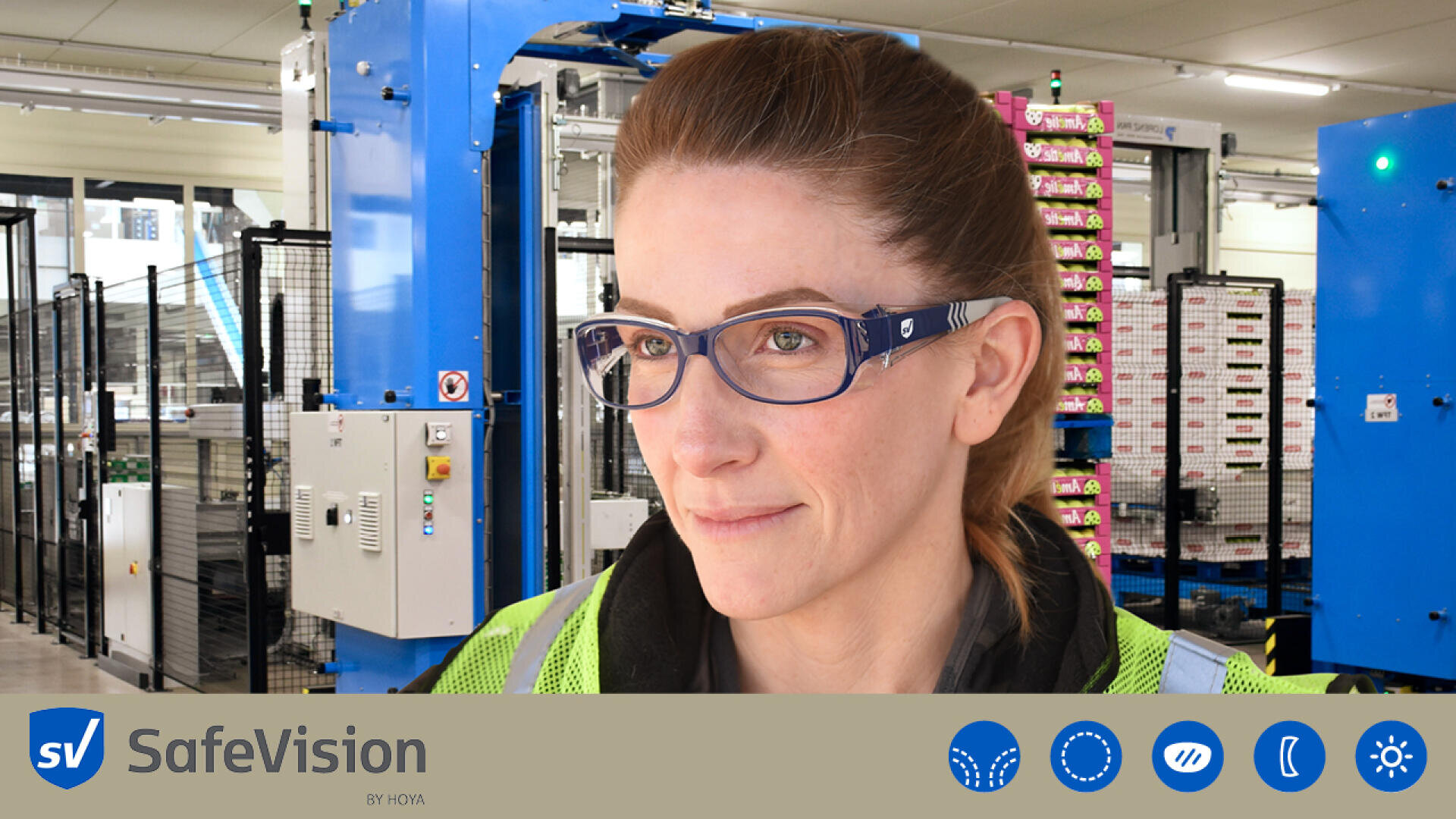 Eine Frau mit Schutzbrille und Warnweste steht vor Industrieanlagen in einer hell erleuchteten Fabrik. Am unteren Bildrand ist ein „SafeVision“-Banner mit verschiedenen Symbolen zu sehen.