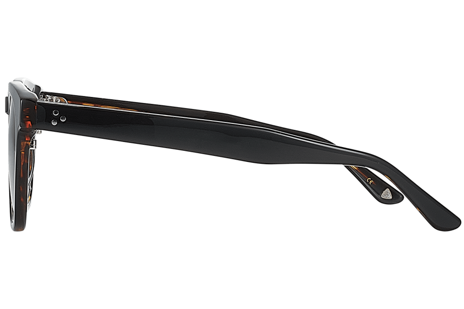 Seitenansicht einer schwarzen Brillenfassung mit dicken Bügeln und leicht gebogenen Bügeln, die das Scharnier und einen Teil des klaren, leicht bernsteinfarbenen Vorderrahmens zeigt.