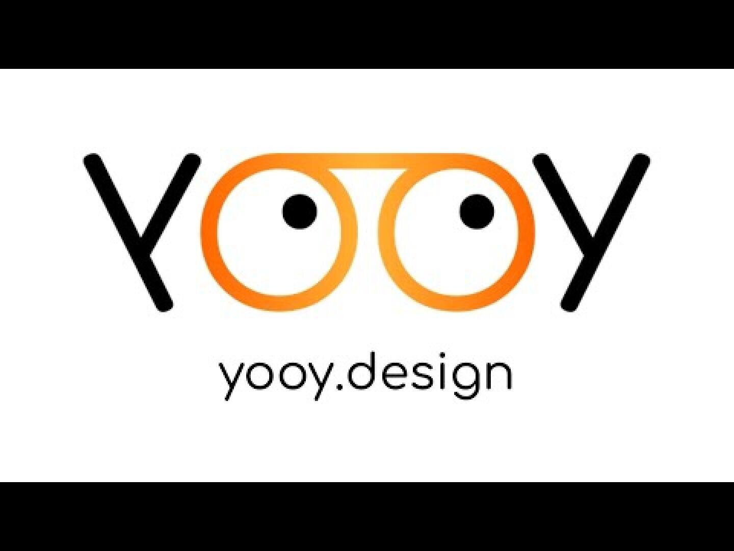 Logo für yooy.design mit dem Wort yooy, das in Schwarz und Orange stilisiert ist und einer Brille ähnelt, gefolgt von der Website-Adresse in Kleinbuchstaben darunter. Weißer Hintergrund mit schwarzen Balken am oberen und unteren Rand.
