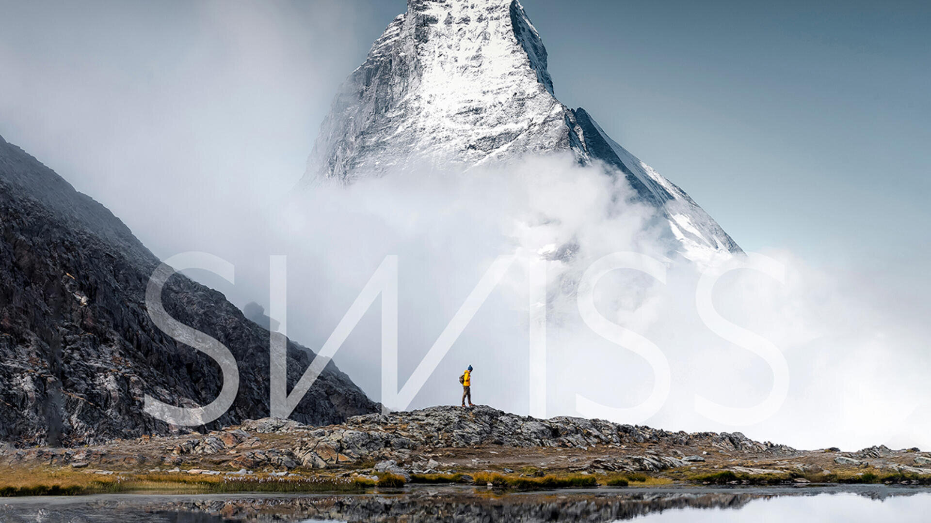 Ein Wanderer in Gelb steht auf felsigem Gelände. Im Hintergrund ist das schneebedeckte Matterhorn zu sehen, das teilweise in Wolken gehüllt ist. Quer über dem Bild steht in großem, halbtransparentem Text „SWISS“.