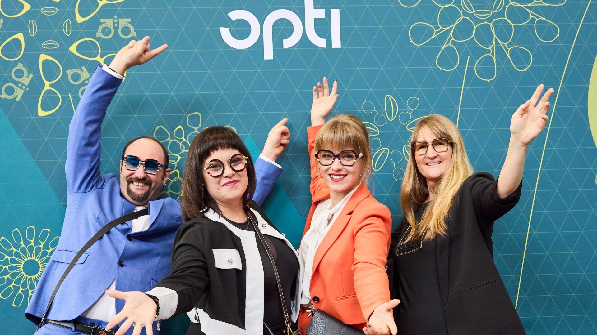 Eine Gruppe von Menschen posiert für ein Foto.