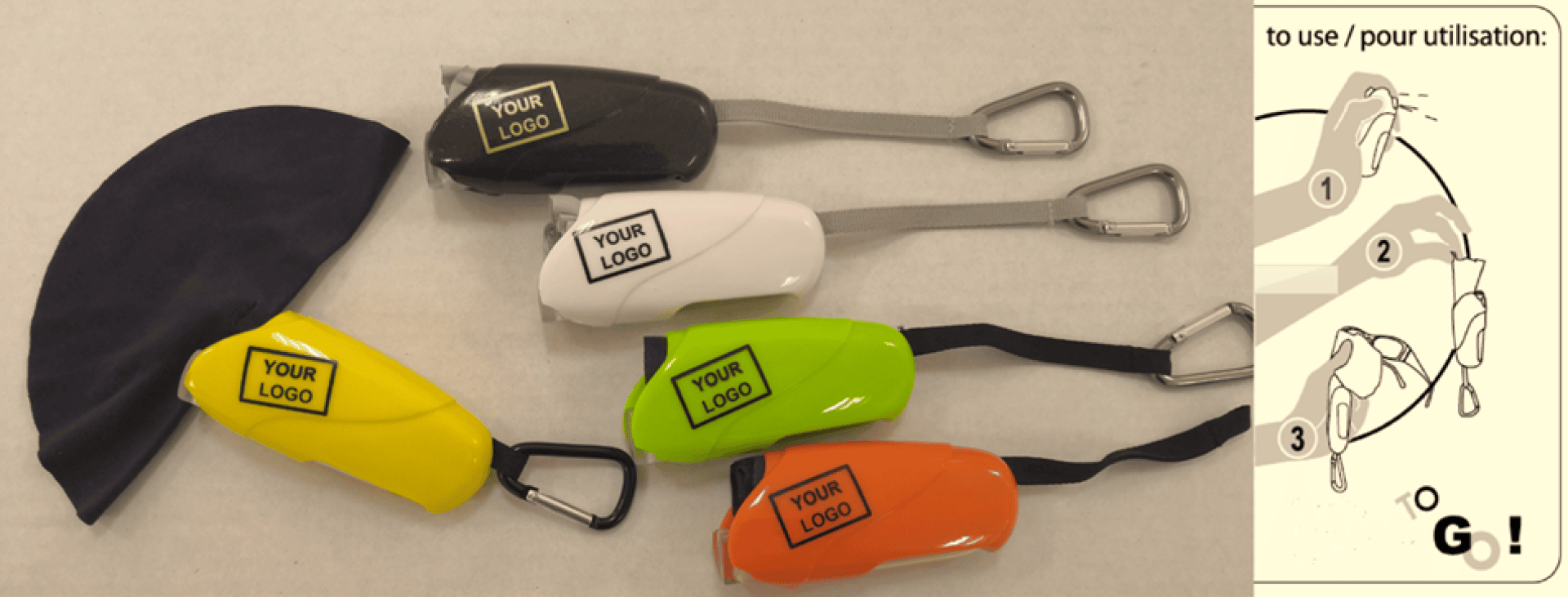 Vier kompakte Regenschirmtaschen mit Logo (schwarz, weiß, grün, gelb, orange) mit Karabinerhaken neben einem zusammengefalteten Regenschirm und einer illustrierten Gebrauchsanweisung, die zeigt, wie man den Schirm aufspannt.