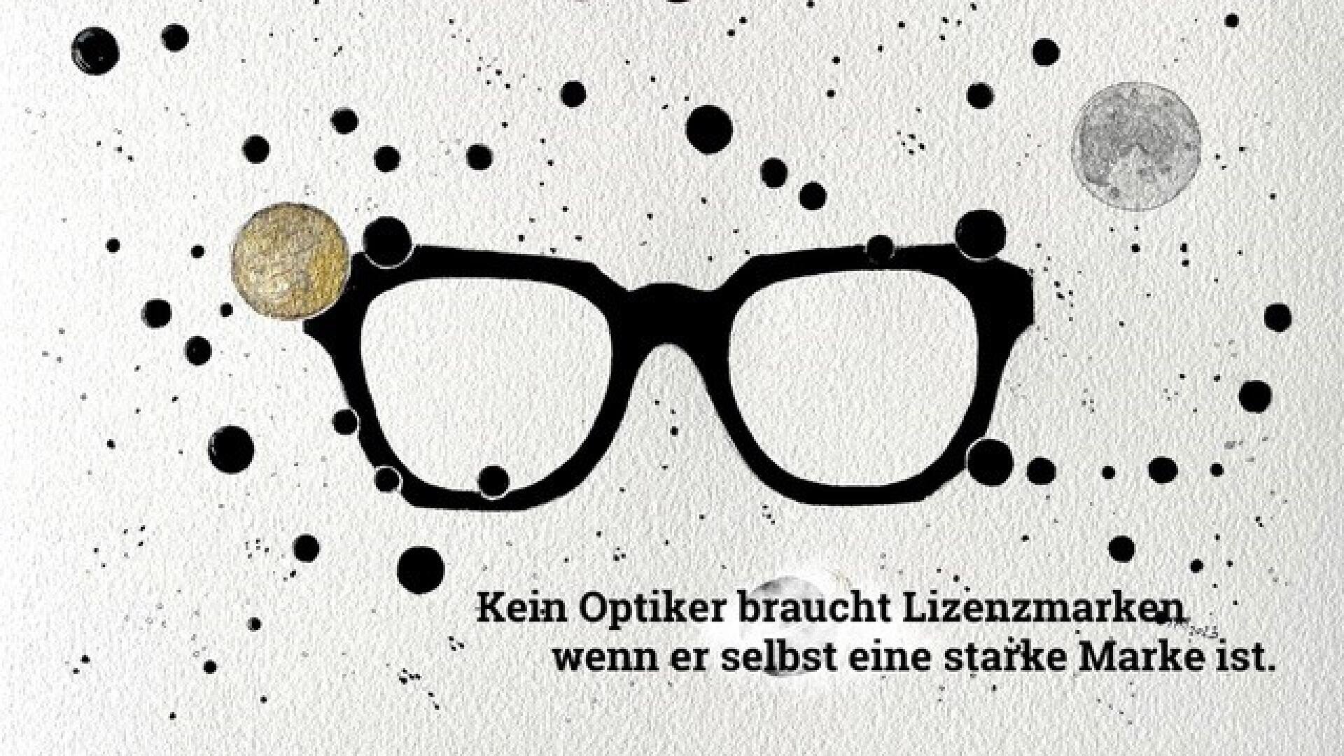 Eine schwarze Tuschezeichnung einer Brille, umgeben von schwarzen Tuschespritzern, einem grauen Kreis und einem goldenen Kreis auf weißem Hintergrund. Der folgende deutsche Text lautet: Kein Optiker braucht Lizenzmarken, wenn er selbst eine starke Marke ist.