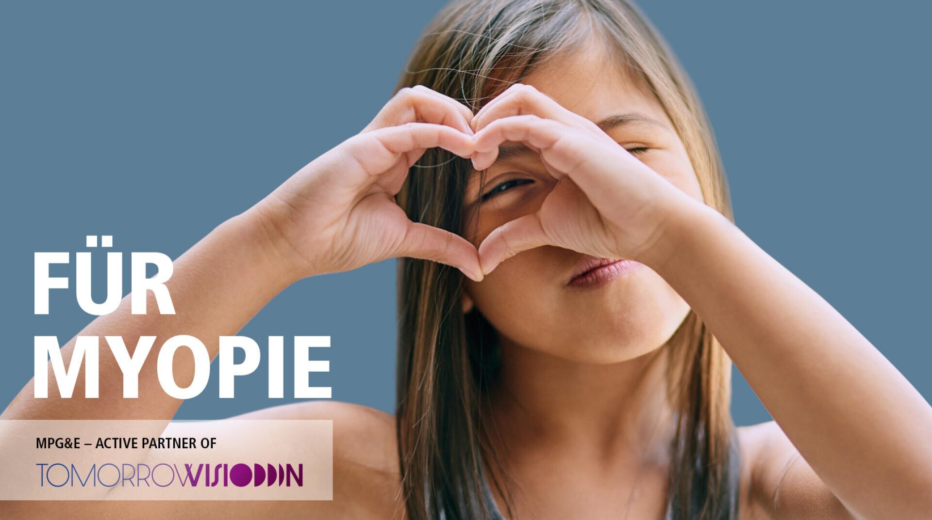 Ein junges Mädchen formt ein Herz mit ihren Händen über den Augen und lächelt vor einem einfarbig blauen Hintergrund. In großer Schrift steht FÜR MYOPIE, und in der unteren linken Ecke erscheint ein Partnerschaftslogo.