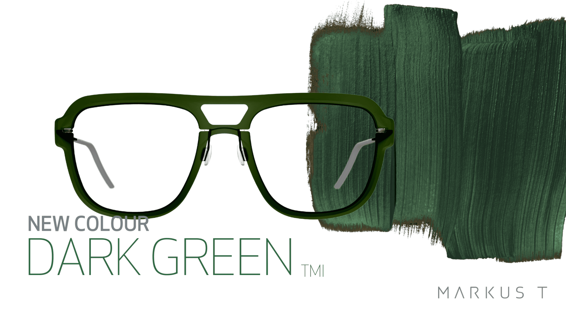 Eine dunkelgrüne Brille ist über einem Pinselstrich in passender grüner Farbe abgebildet. Der Text lautet: „NEW COLOUR DARK GREEN TM“ und „MARKUS T“ in der unteren rechten Ecke.