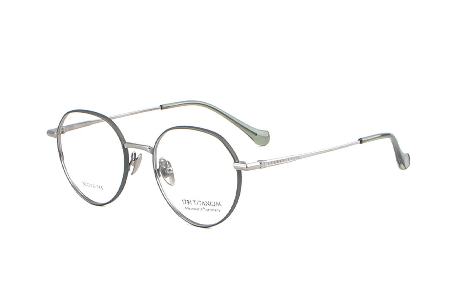 Eine runde, silberne Metallbrille mit dünnem Rahmen und Nasenpads, schräg auf weißem Hintergrund dargestellt.