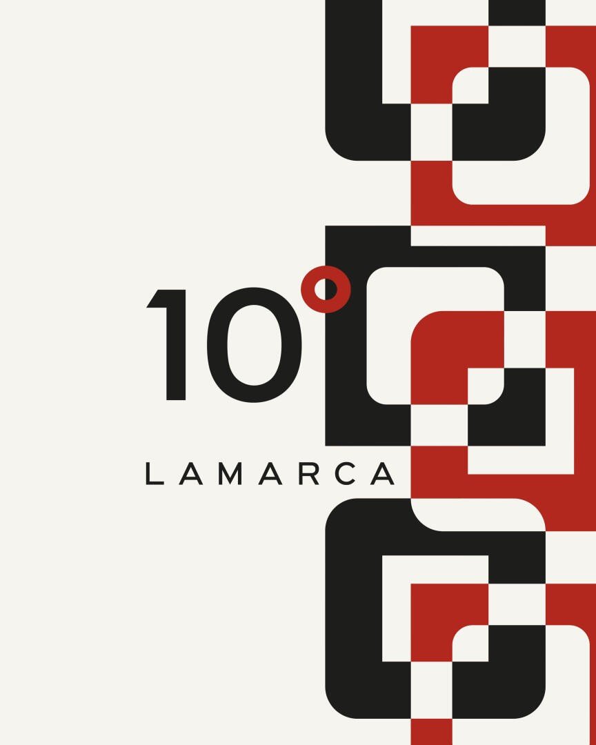 Minimalistisches Design mit 10° LAMARCA in schwarzer Schrift auf weißem Hintergrund. Rote und schwarze geometrische Quadratmuster umrahmen die rechte Seite, und ein kleiner roter Kreis erscheint neben dem Gradsymbol.