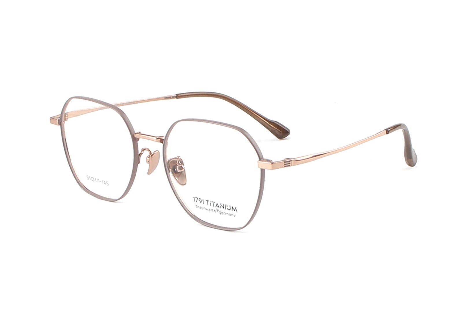 Eine dünne, goldfarbene Metallbrille mit runden Gläsern und klaren Nasenpads, die schräg auf einem weißen Hintergrund steht.