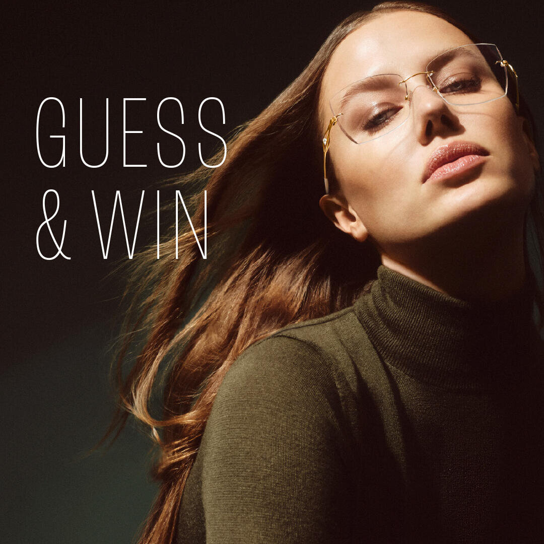 Eine Frau mit langen braunen Haaren, einer goldgeränderten Brille und einem olivgrünen Rollkragenpullover posiert selbstbewusst unter dramatischer Beleuchtung. Der Text links lautet: RATEN & GEWINNEN.