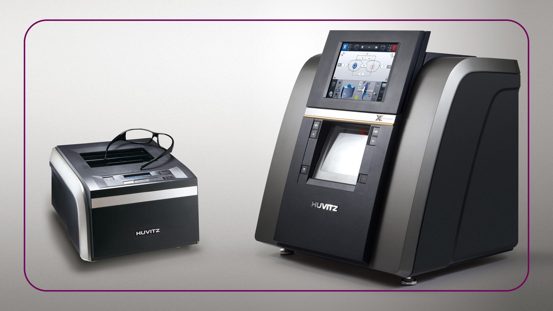 Eine Brille ruht auf einem kleinen schwarz-silbernen Gerät neben einem größeren, modernen schwarzen Humitz-Gerät mit Touchscreen und Anzeigetafel, beide vor einem hellen Hintergrund.