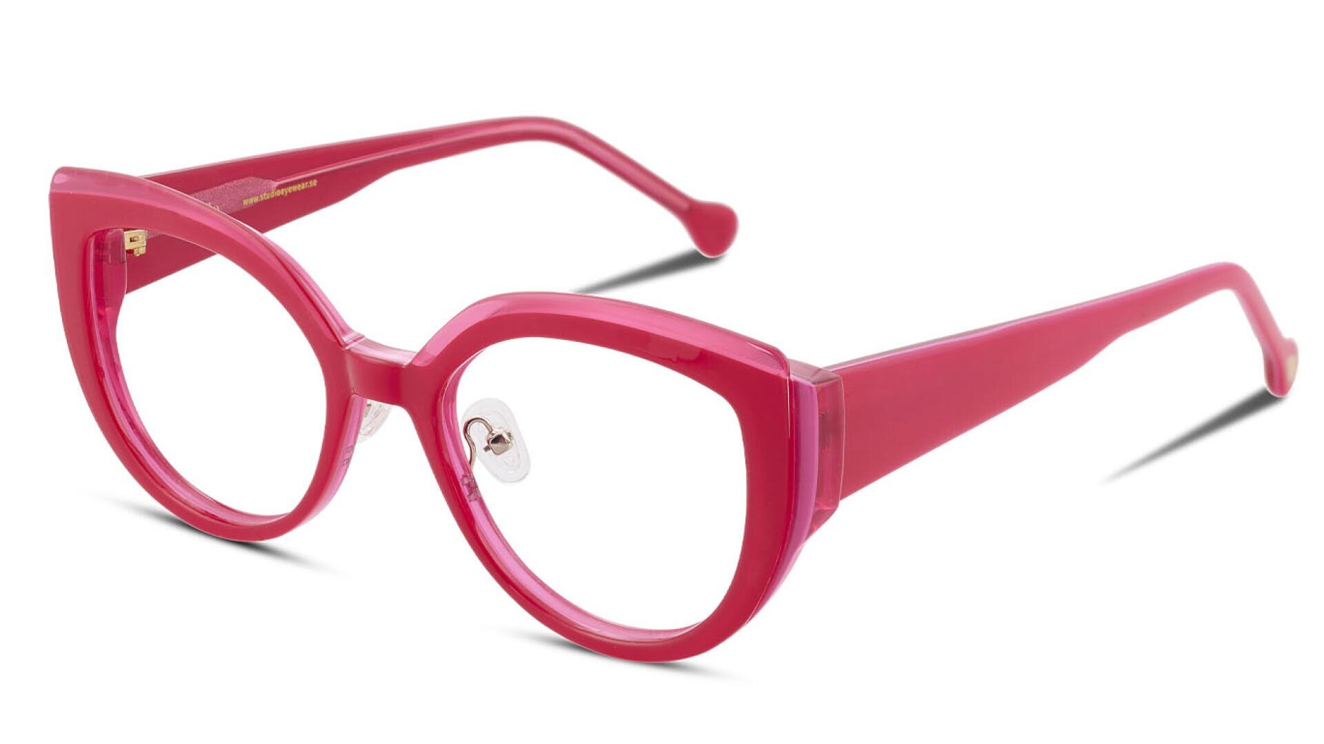 Leuchtend pinke Cat-Eye-Brille mit klaren Gläsern, dickem Kunststoffrahmen und verstellbaren Nasenpads. Die Bügel sind ebenfalls rosa und an den Spitzen leicht gebogen.