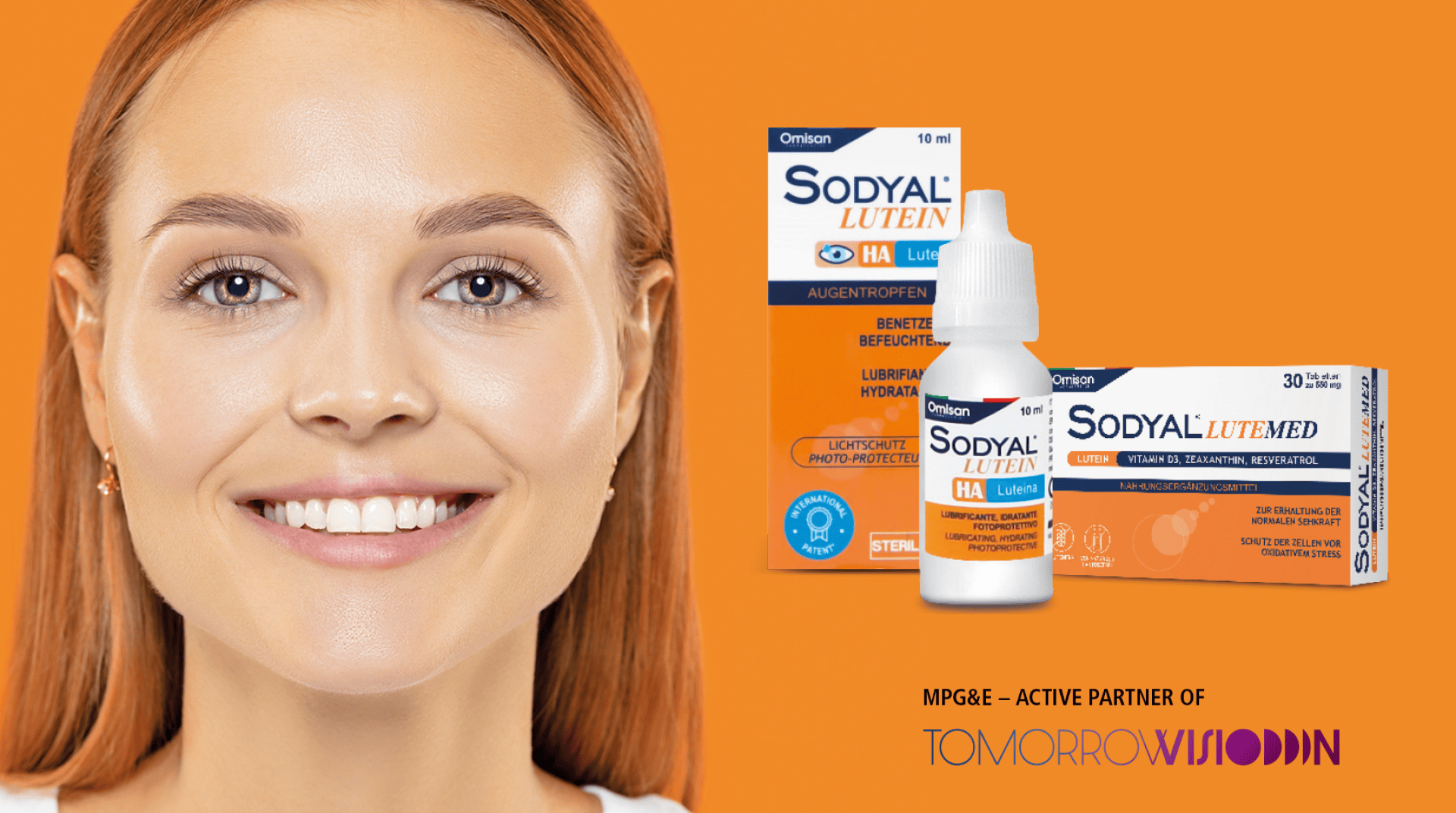Eine lächelnde Frau steht vor zwei Sodyal Lutein-Augenpflegeprodukten und dem MPGE & Tomorrow Vision-Logo, alles vor einem orangefarbenen Hintergrund.