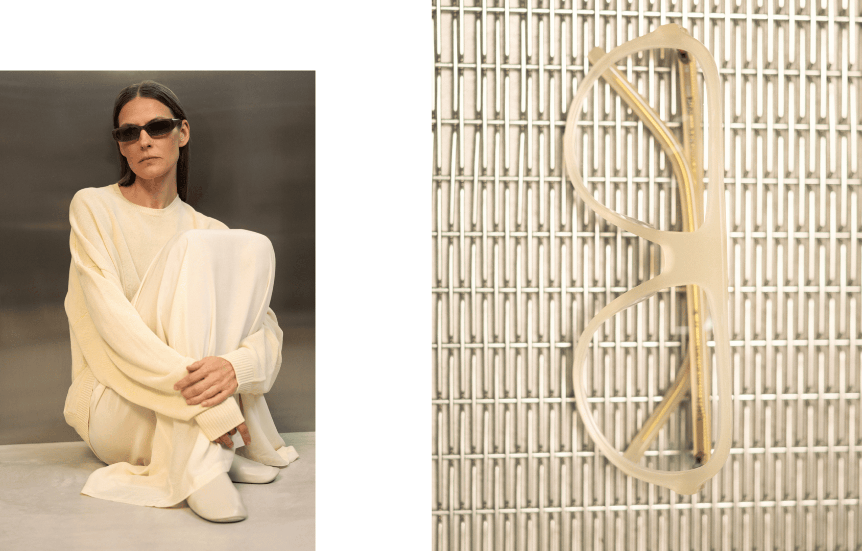 Eine Frau in cremefarbener Kleidung und mit dunkler Sonnenbrille sitzt an einer Wand; neben ihr ruht ein cremefarbenes Brillengestell auf einem Metallgitterhintergrund.