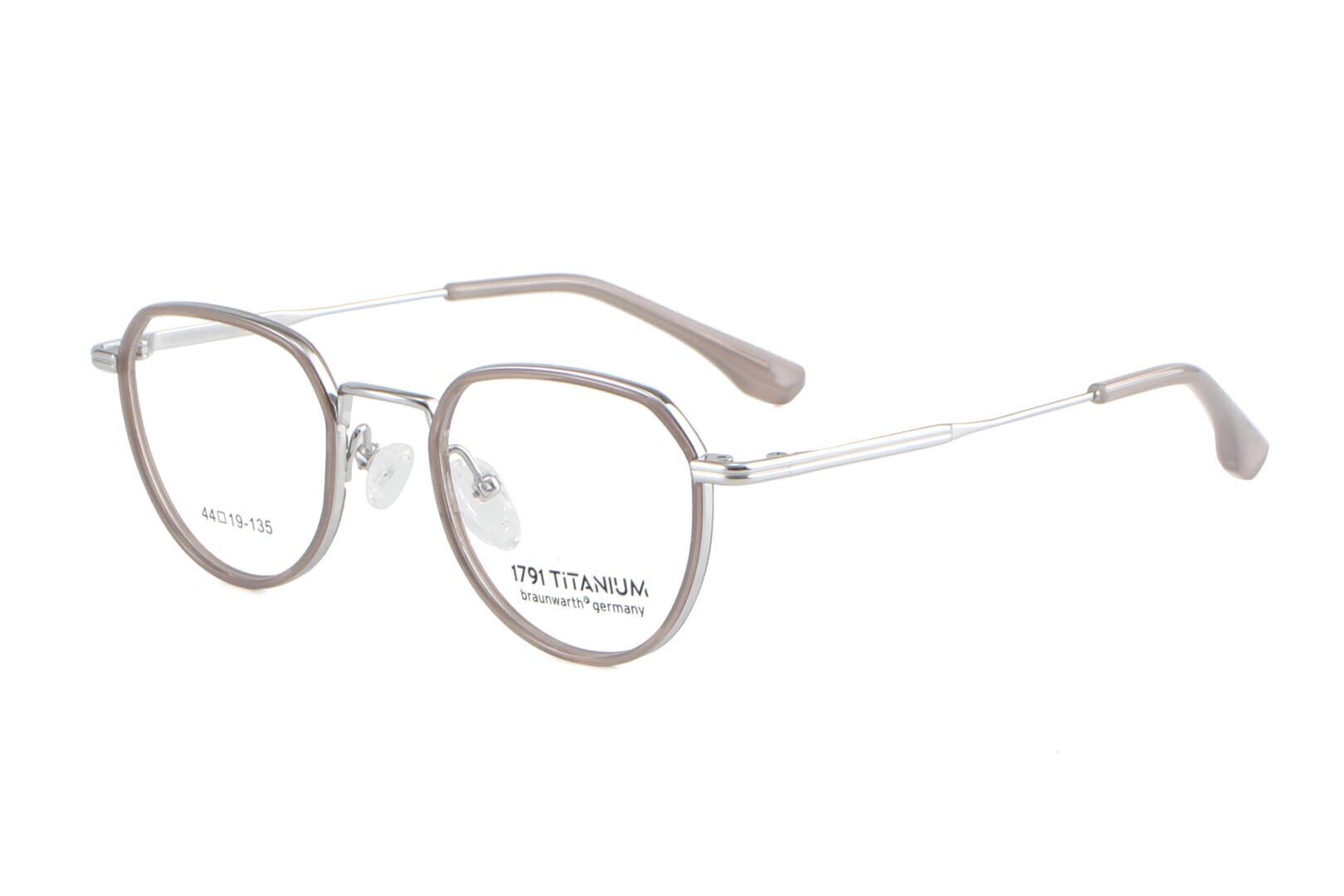 Runde, dünn gerahmte Brille mit hellbraunem Rand und silbernen Bügeln, mit verstellbaren Nasenpads. Auf einem Glas ist der Text 1791 TITANIUM zu sehen.