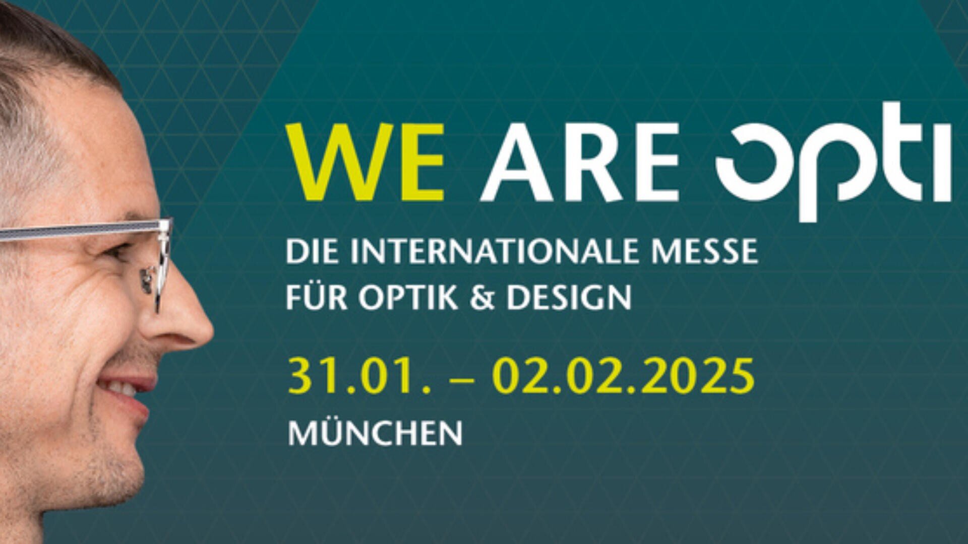 Links das Profil eines lächelnden Mannes mit Brille. Rechts steht auf blauem geometrischem Hintergrund: WE ARE opti. Die internationale Messe für Optik & Design. 31.01.–02.02.2025 München.
