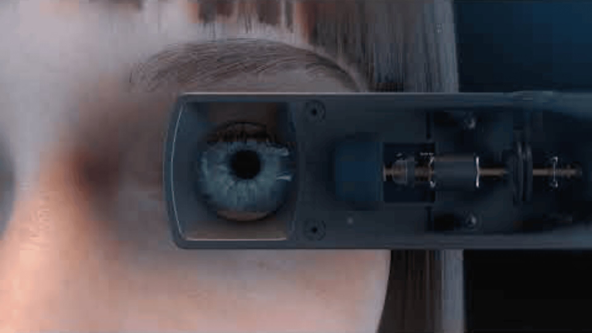 Eine Nahaufnahme des menschlichen Auges, das von einem futuristischen Gerät gescannt wird. Im Inneren des Scanners sind mechanische Teile sichtbar, was die fortschrittliche Technologie und die Präzisionsuntersuchung hervorhebt.