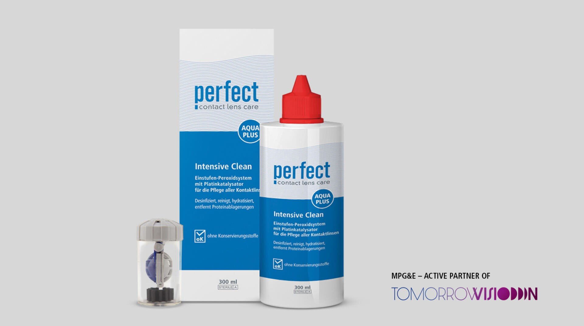 Eine Flasche und eine Schachtel Perfect Aqua Plus Intensive Clean Kontaktlinsenflüssigkeit, ein Linsenbehälter und das Tomorrow Vision Logo auf hellgrauem Hintergrund.
