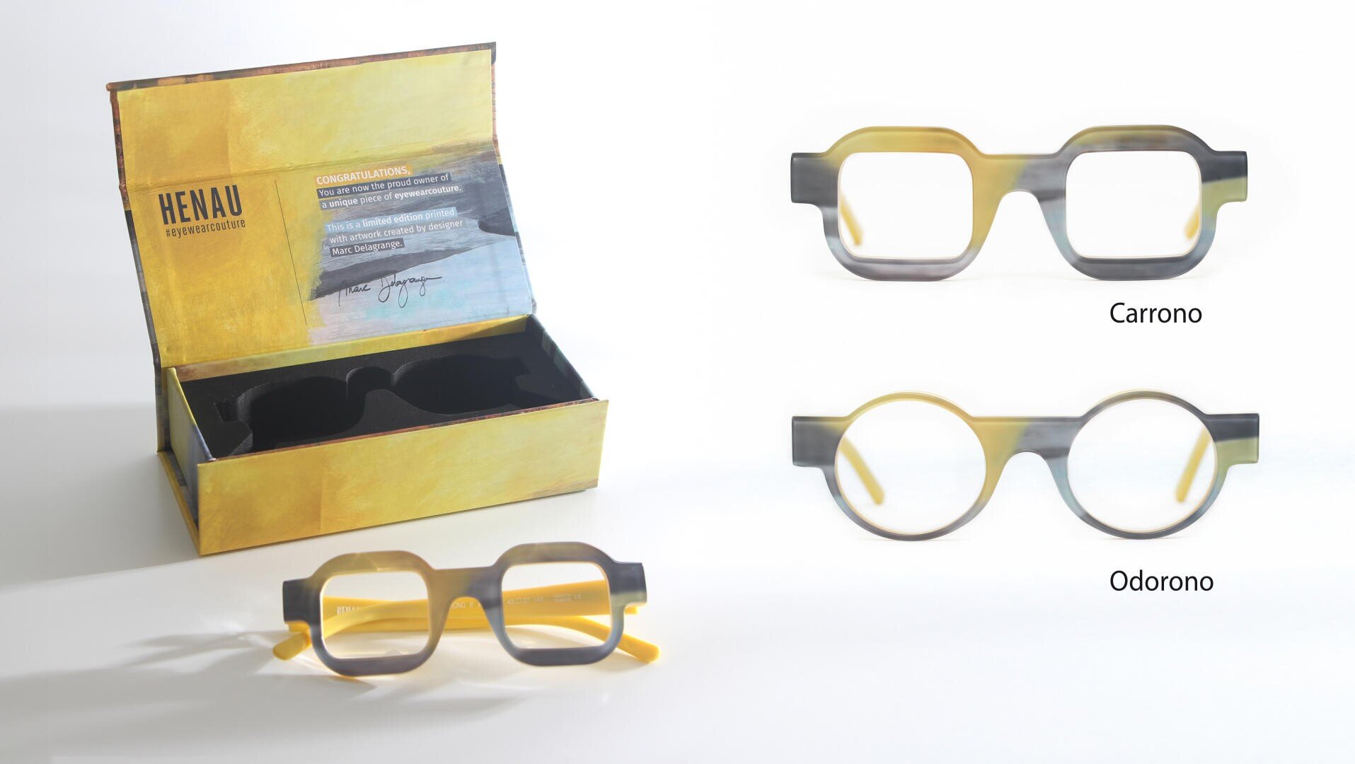 Eine gelbe und graue Henau-Brille in einer offenen Schachtel auf der linken Seite, mit zwei Brillenmodellen (Carrono, quadratisch, und Odorono, rund) auf der rechten Seite vor einem weißen Hintergrund.