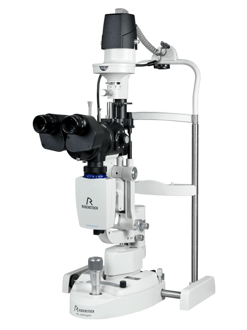 Ein modernes Spaltlampen-Biomikroskop für Augenuntersuchungen, mit binokularen Okularen, verstellbaren Bedienelementen und einer Kinnstütze, alles auf einem weißen Sockel montiert.