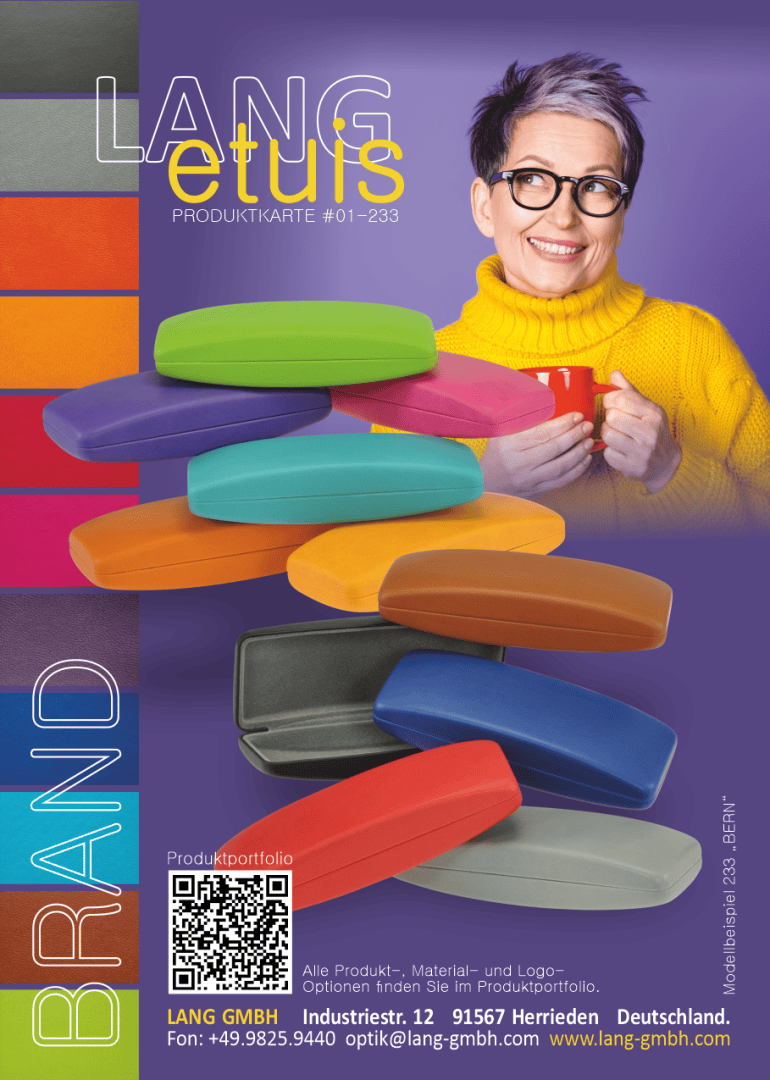 Eine lächelnde Person mit kurzen lila Haaren und Brille hält einen roten Becher. Darunter überlagern sich bunte Brillenetuis auf einem lila Hintergrund. Der Text enthält LANG etuis und Geschäftsinformationen für LANG GmbH in Deutschland.