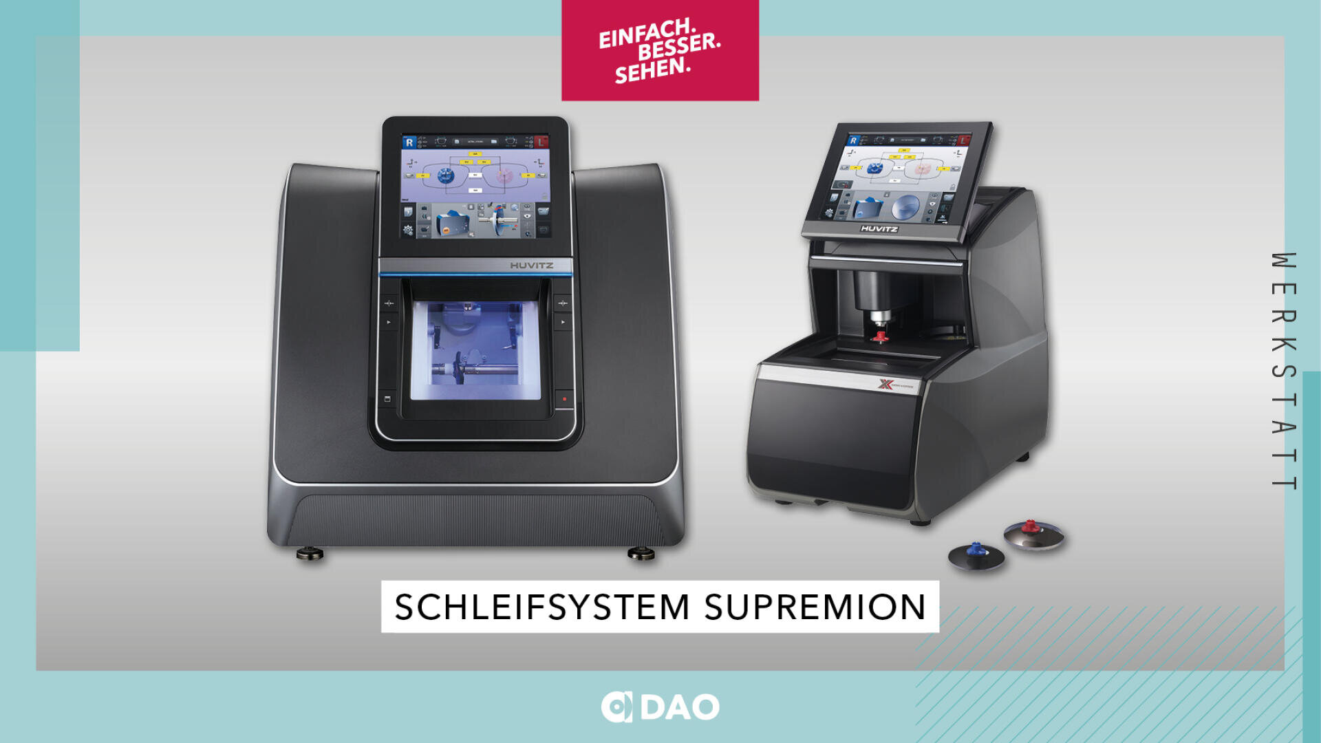 Zwei moderne, schwarze Linsenschleifmaschinen mit Touchscreen-Oberfläche sind nebeneinander ausgestellt. Der deutsche Text darüber lautet EINFACH. BESSER. SEHEN. und darunter SCHLEIFSYSTEM SUPREMION. Vertikaler Text WERKSTATT rechts.