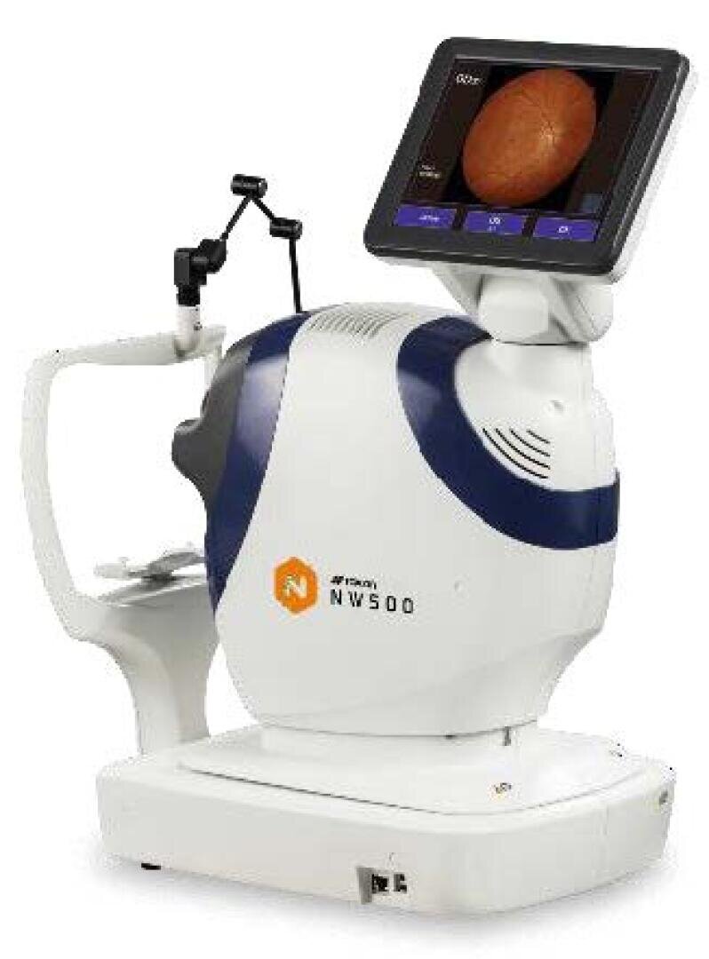 Ein medizinisches Augenuntersuchungsgerät mit der Bezeichnung NW500 verfügt über einen Bildschirm, der ein detailliertes Bild der Netzhaut anzeigt. Das weiß-blaue Gerät hat eine Kinnstütze und eine Kamera für Augenuntersuchungen.