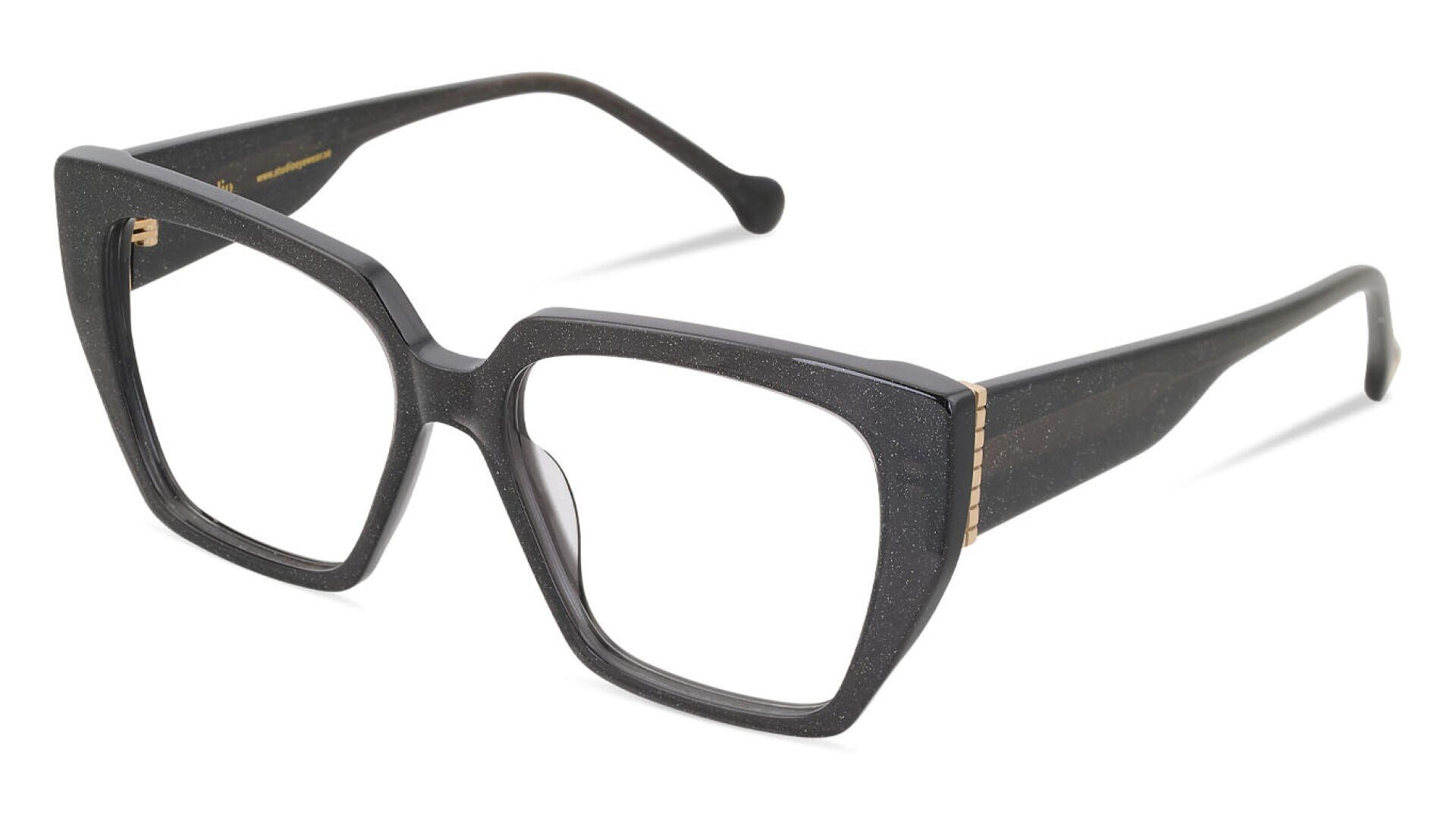 Schwarze quadratische Brille mit dickem Rahmen, leicht abgewinkelten Ecken und goldenen Akzenten in der Nähe der Scharniere, schräg auf weißem Hintergrund dargestellt.