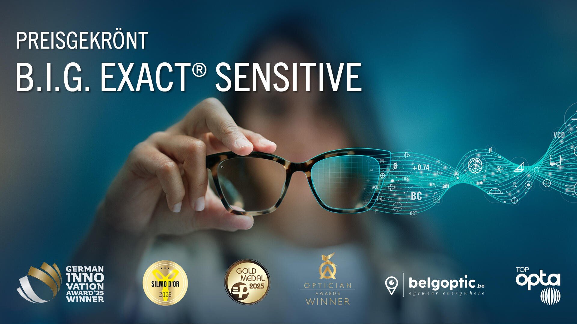 Eine Person hält eine Brille mit digitalen Grafiken und Datenüberlagerungen; der Text lautet "B.I.G. EXACT® SENSITIVE" und am unteren Rand befinden sich mehrere Auszeichnungsplaketten und Logos.