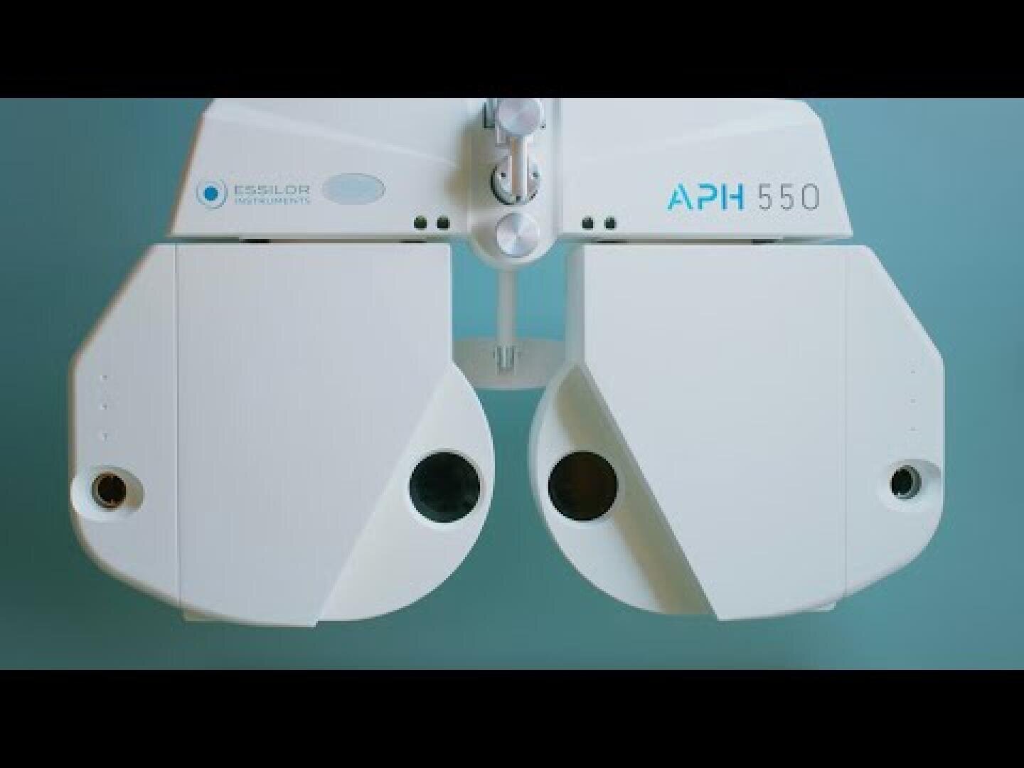 Eine Nahaufnahme eines weißen digitalen Phoropters mit den Aufschriften APH 550 und Essilor Instruments vor einem hellblauen Hintergrund, der bei Augenuntersuchungen zur Prüfung der Sehkraft verwendet wird.