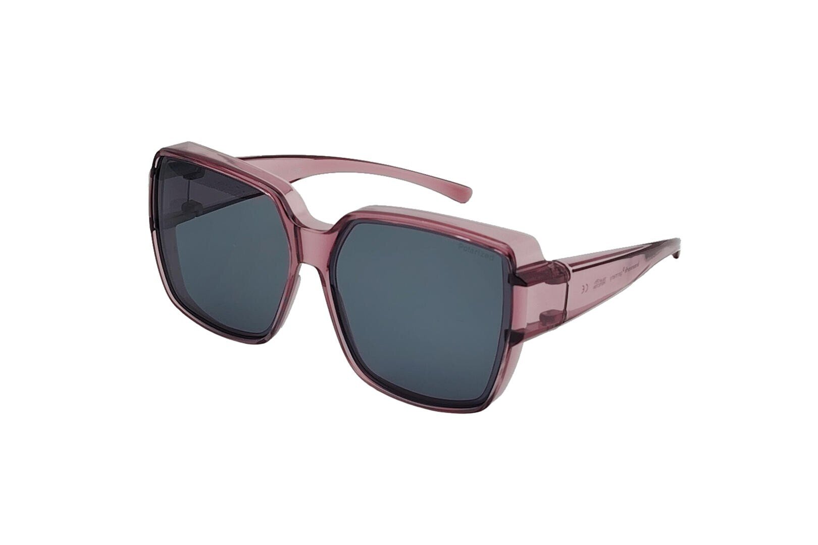 Eine Sonnenbrille mit großen, quadratischen, dunklen Gläsern und durchscheinenden, lilafarbenen Kunststoffrahmen, dargestellt vor einem weißen Hintergrund.