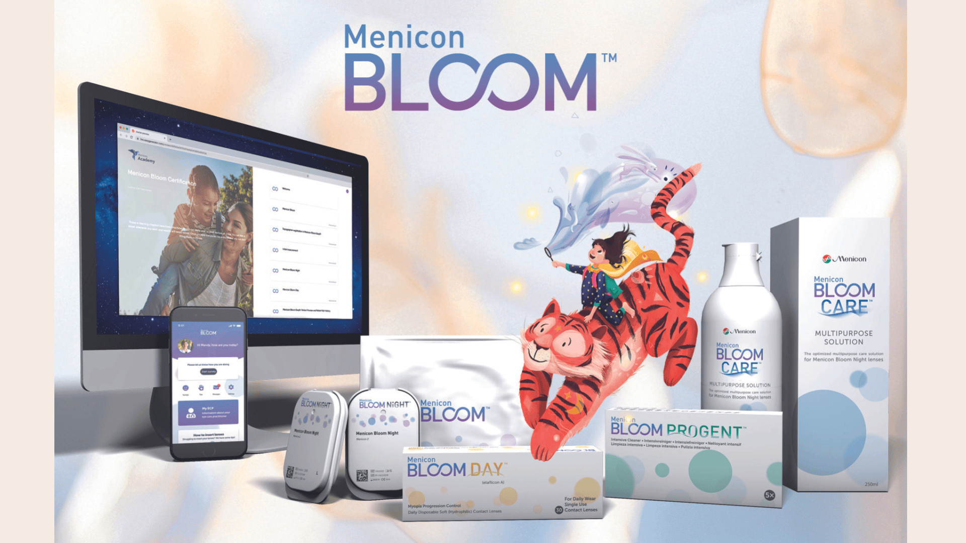 Eine Ausstellung von Menicon Bloom-Produkten, darunter Kontaktlinsenbehälter, eine Pflegelösung, digitale Geräte mit der Menicon-App und ein illustriertes Mädchen, das auf einem Tiger reitet, mit dem Menicon BLOOM-Logo darüber.