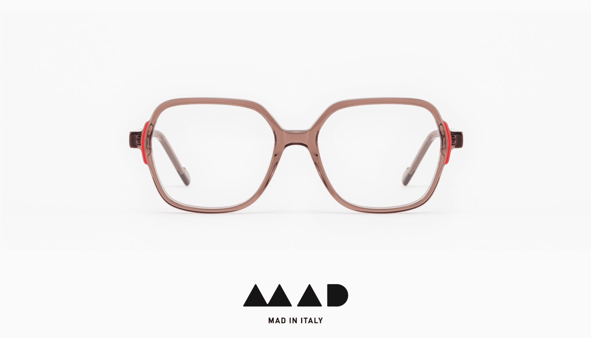 Braune quadratische Brille mit roten Akzenten an den Bügeln, dargestellt auf weißem Hintergrund. Unter der Brille befindet sich das MAAD-Logo und der Text MAD IN ITALY.