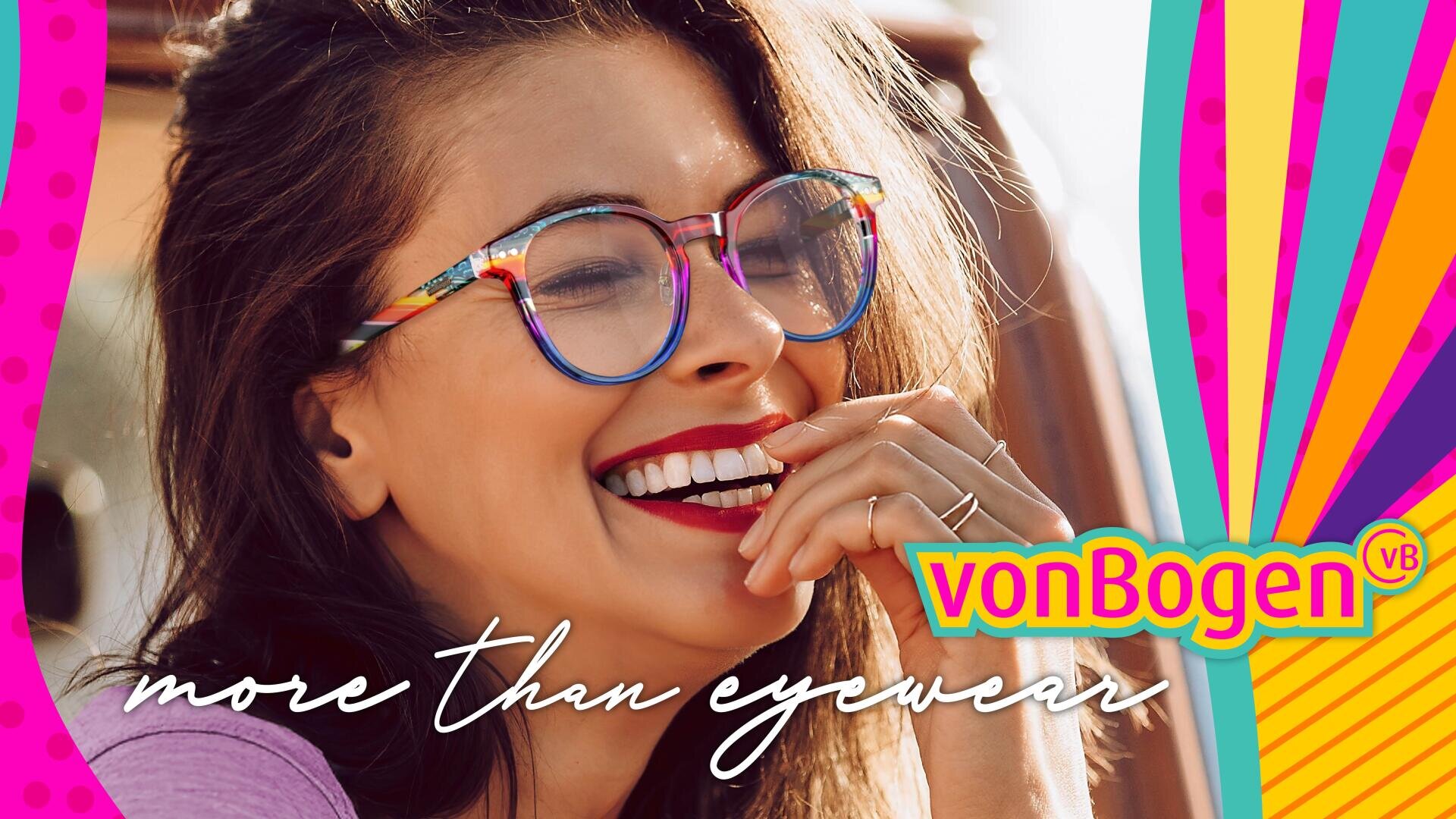 Eine lächelnde Frau mit langen braunen Haaren trägt eine bunte, runde Brille. Der Text sagt vonBogen und mehr als eyewear auf einem bunten, lebendigen Hintergrund mit rosa, gelben und orangefarbenen Akzenten.
