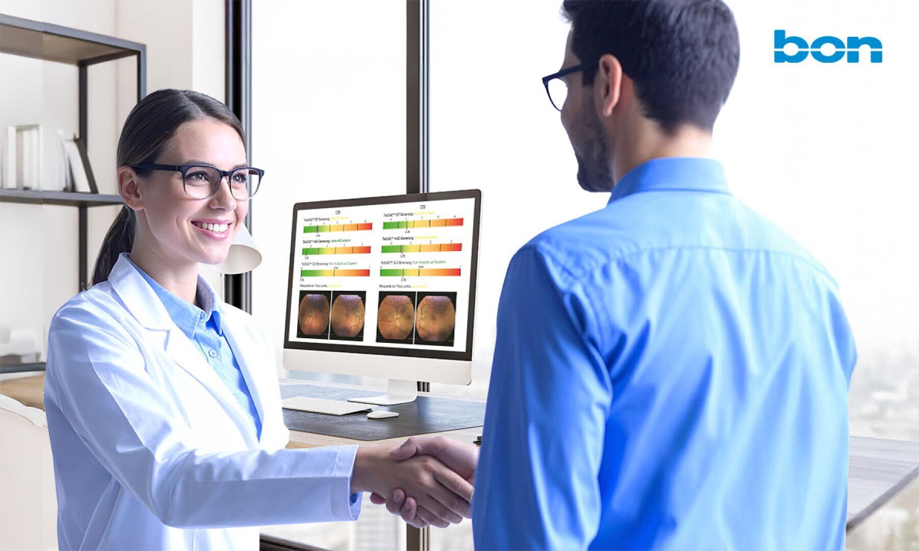 Eine Ärztin in einem weißen Kittel lächelt und schüttelt einem männlichen Patienten in einem Büro die Hand. Ein Computerbildschirm hinter ihnen zeigt bunte medizinische Diagramme und Bilder von Augenscans. Das Logo bon ist in der oberen rechten Ecke zu sehen.