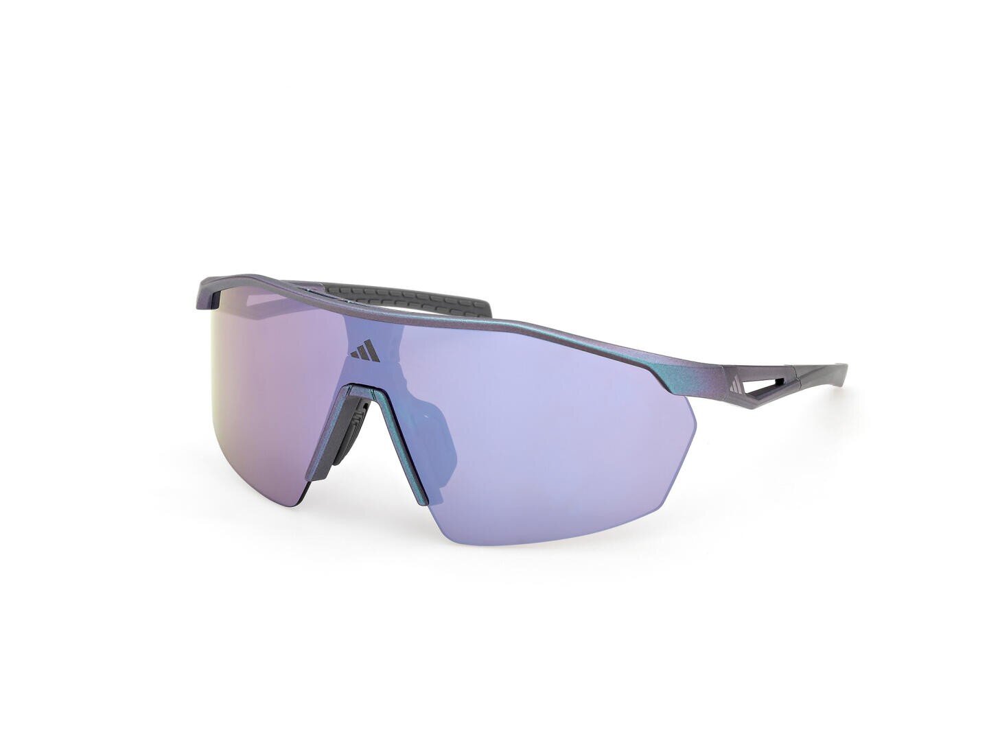 Eine moderne, sportliche Sonnenbrille mit einem einzigen, lila getönten Glas, einem schwarzen Rahmen und einem dezenten Logo an der Seite des Glases, das vor einem weißen Hintergrund gezeigt wird.