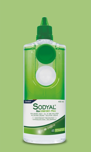 Eine 400-ml-Flasche Sodyal Biocomfort Plus Kontaktlinsenflüssigkeit mit grüner Kappe und transparenter grüner Flüssigkeit, die vor einem passenden grünen Hintergrund präsentiert wird.