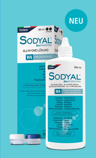 Eine Flasche Sodyal BioHYDRATION All-in-One-Lösung für empfindliche Augen steht vor ihrer Verpackung, daneben zwei Kontaktlinsenbehälter. Der Hintergrund ist hellblau mit einem blaugrünen Kreis mit der Aufschrift NEU oben rechts.