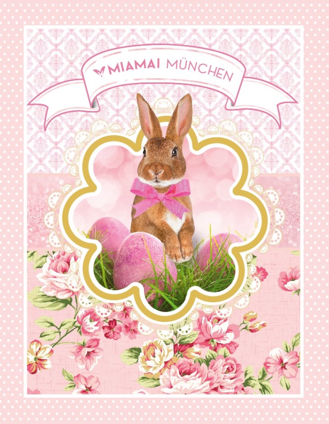 Ein süßes braunes Kaninchen mit rosa Schleife sitzt zwischen rosa Ostereiern und Gras, eingerahmt von einem Blumenrand. Darüber steht „MIAMAI MÜNCHEN“ auf einem Banner. Der Hintergrund ist mit rosa Mustern und Blumen verziert.